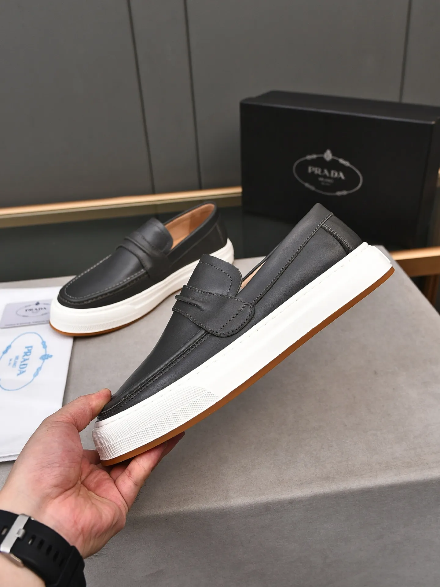 👟👟👟Men's Men's Shoes💰P440 [Top Cowhide]🆕🔥New Updates🔥👟PRADA (Prada) new products are released, imported soft cowhide, fashionable to allow air to penetrate the entire shoe, Niu B's shoes [strong] bring an extremely comfortable and breathable feeling! Beautiful inside and out! Exquisite workmanship, top-grade cowhide material, 😌Size: 38~44, single color choice.